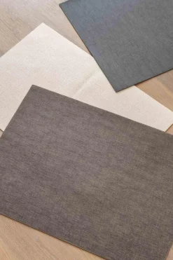 Kremmerhuset Dekkebrikke Isa taupe| Duker, Spisebrikker, Brikker Og Løpere